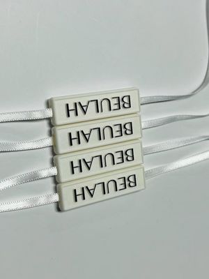 برچسب لوگو برجسته Snap Lock Pin Loop بسته بندی پلاستیکی Hang Tag با رشته