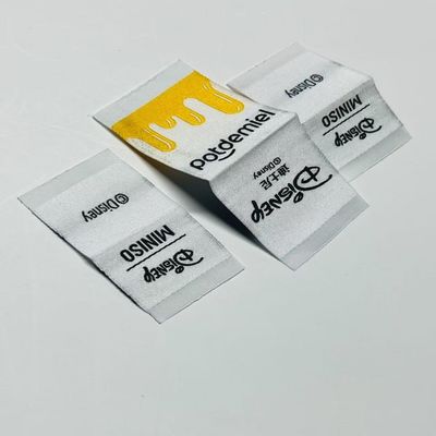 برچسب های پوشاک با بافت سفارشی برچسب های پوشاک 0.4mm لوگو 5000pcs