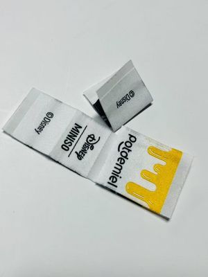 برچسب های پوشاک با بافت سفارشی برچسب های پوشاک 0.4mm لوگو 5000pcs