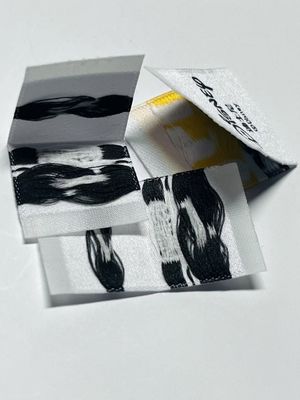 برچسب های پوشاک با بافت سفارشی برچسب های پوشاک 0.4mm لوگو 5000pcs