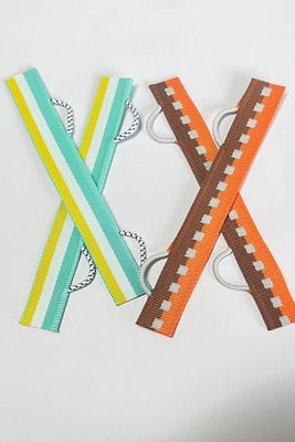 برچسب های لباس بافته شده سفارشی برش اولتراسونیک با جزئیات بسته بندی تا شده انتهایی 500-1000 عدد/کیسه یا در هر جعبه