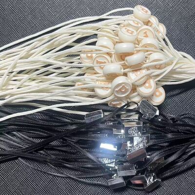 طول آویز تقریباً ۱۰ اینچ بست پلاستیکی برچسب منحصر به فرد و چشم نواز و آسان برای اتصال برچسب لباس